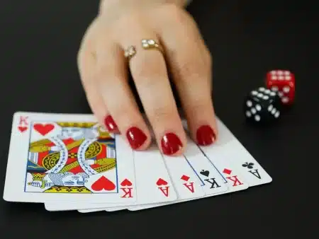 Online poker vs. poker uživo: Ključne razlike