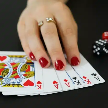 Online poker vs. poker uživo: Ključne razlike